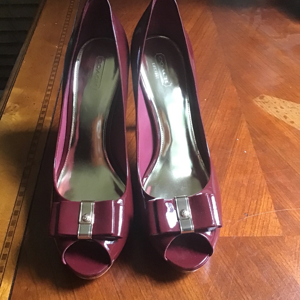 Red patent leather pumps